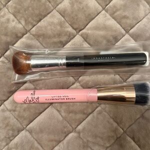Mally and Anastasia beauty brush bundle. 
2/$13. Both NEW.